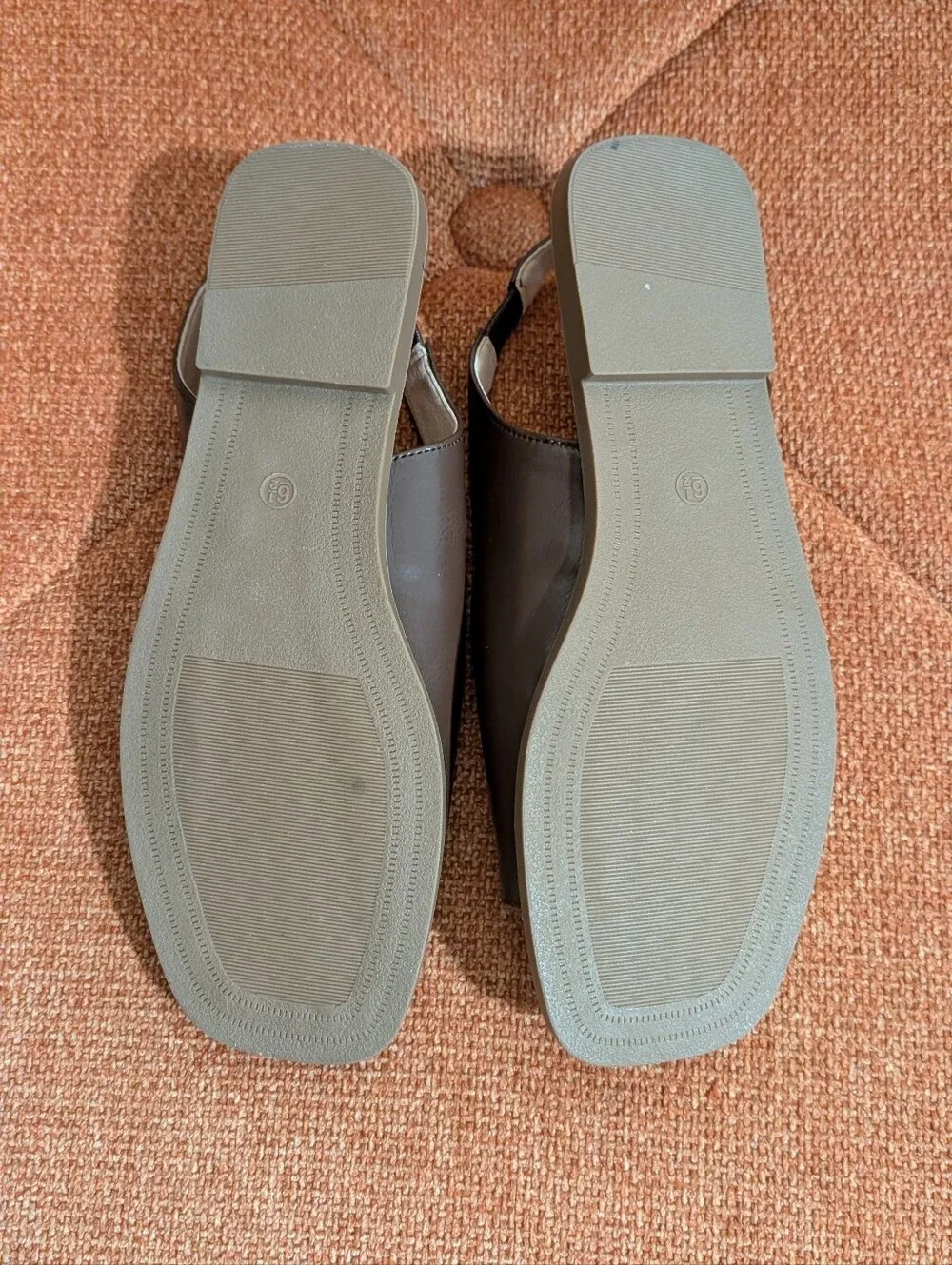 Journee women's flat Sandal NWT Size 6.5